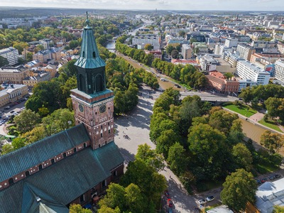 Ilmakuvaus kohteena Turun tuomiokirkko, aurajoki ja turun kaupunkikuvaa